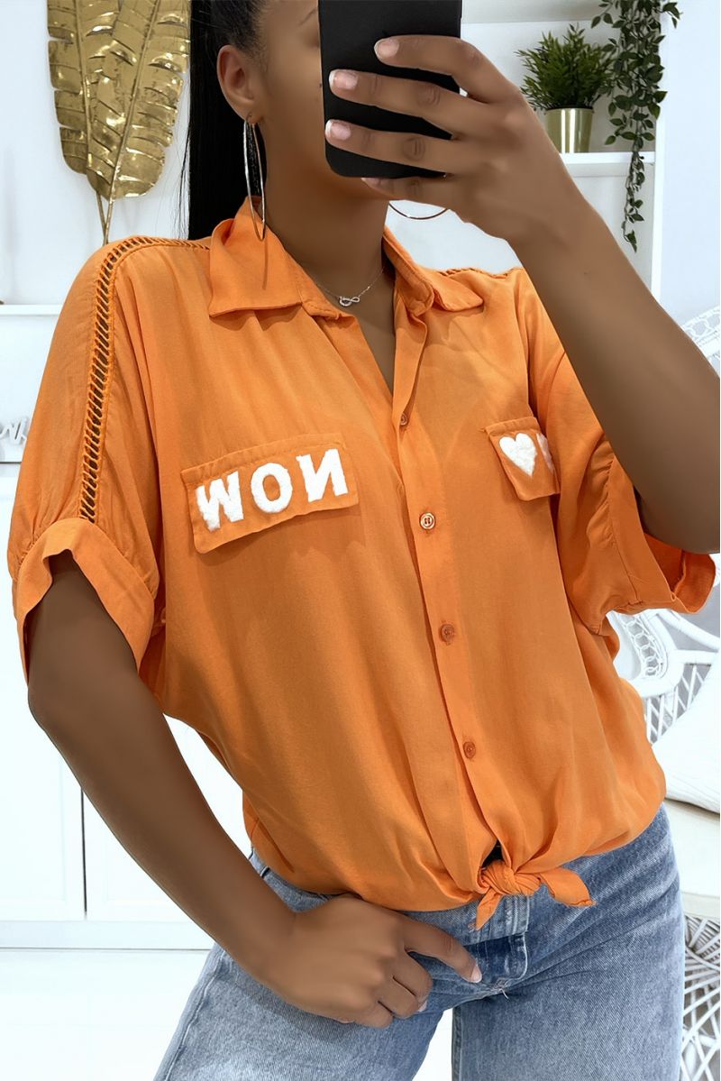 Chemise orange ajourée des épaules aux coudes avec des coeurs et écritures "Now" sur les poches - 2