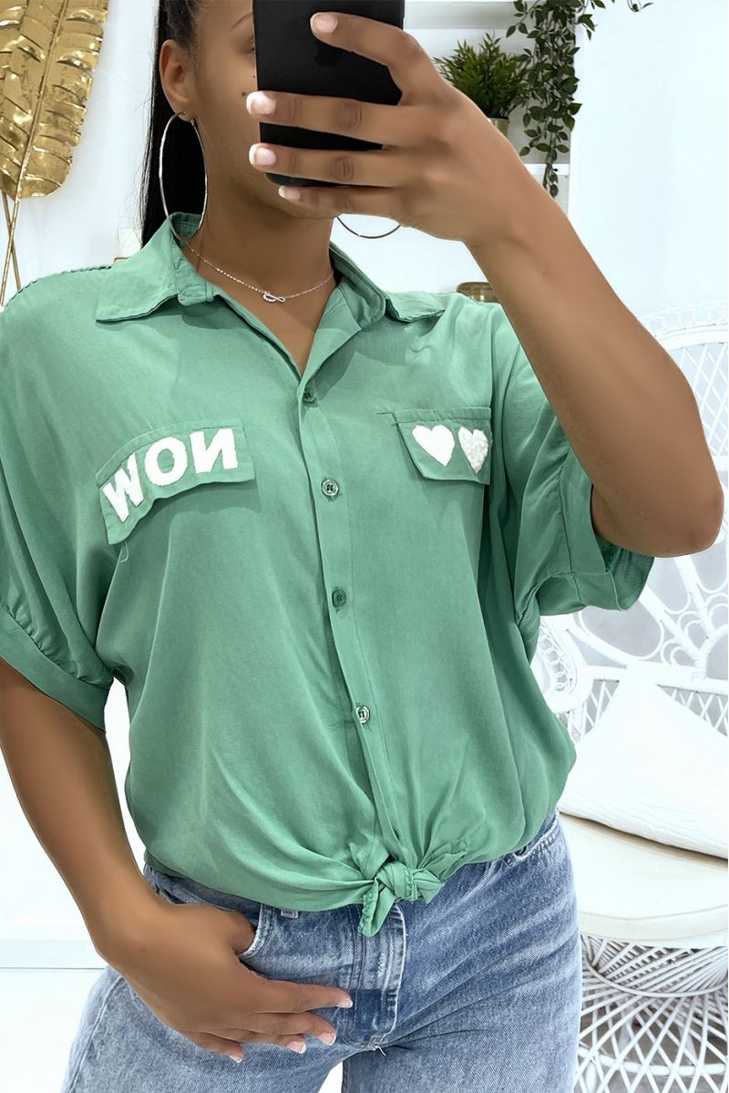 Opengewerkt groen shirt van de schouders tot de ellebogen met hartjes en "Now" op de zakken - 1