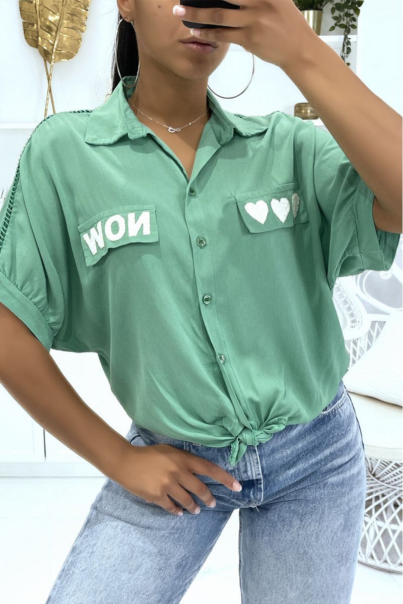 Opengewerkt groen shirt van de schouders tot de ellebogen met hartjes en "Now" op de zakken - 2