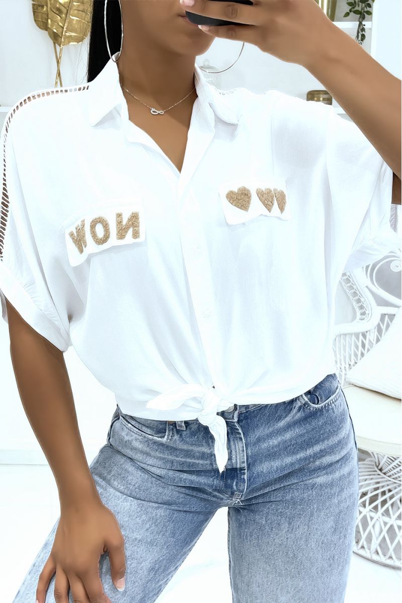Chemise blanche ajourée des épaules aux coudes avec des coeurs et écritures "Now" sur les poches - 1
