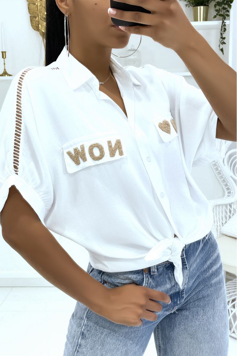 Chemise blanche ajourée des épaules aux coudes avec des coeurs et écritures "Now" sur les poches - 2
