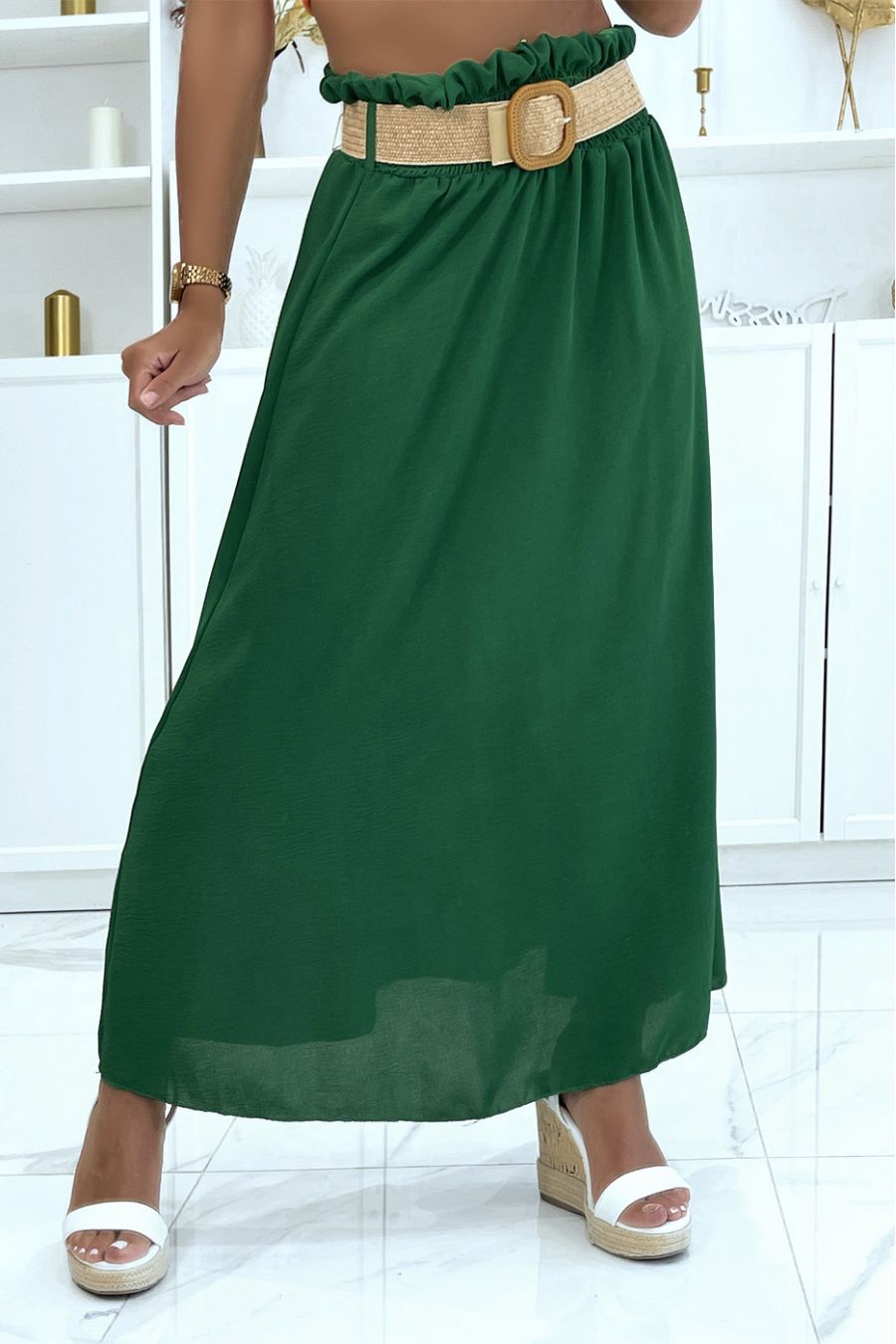 Long green skirt with elastic straweffect belt at the waist in vitamin color