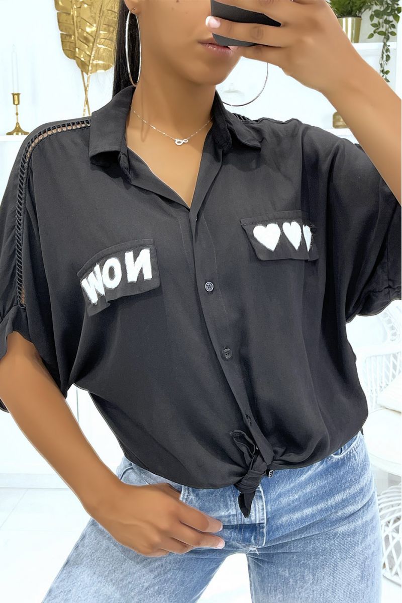 Opengewerkt zwart shirt van schouders tot ellebogen met hartjes en "Now" op de zakken - 1