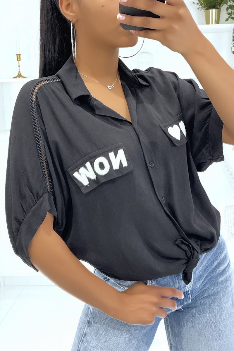 Opengewerkt zwart shirt van schouders tot ellebogen met hartjes en "Now" op de zakken - 2