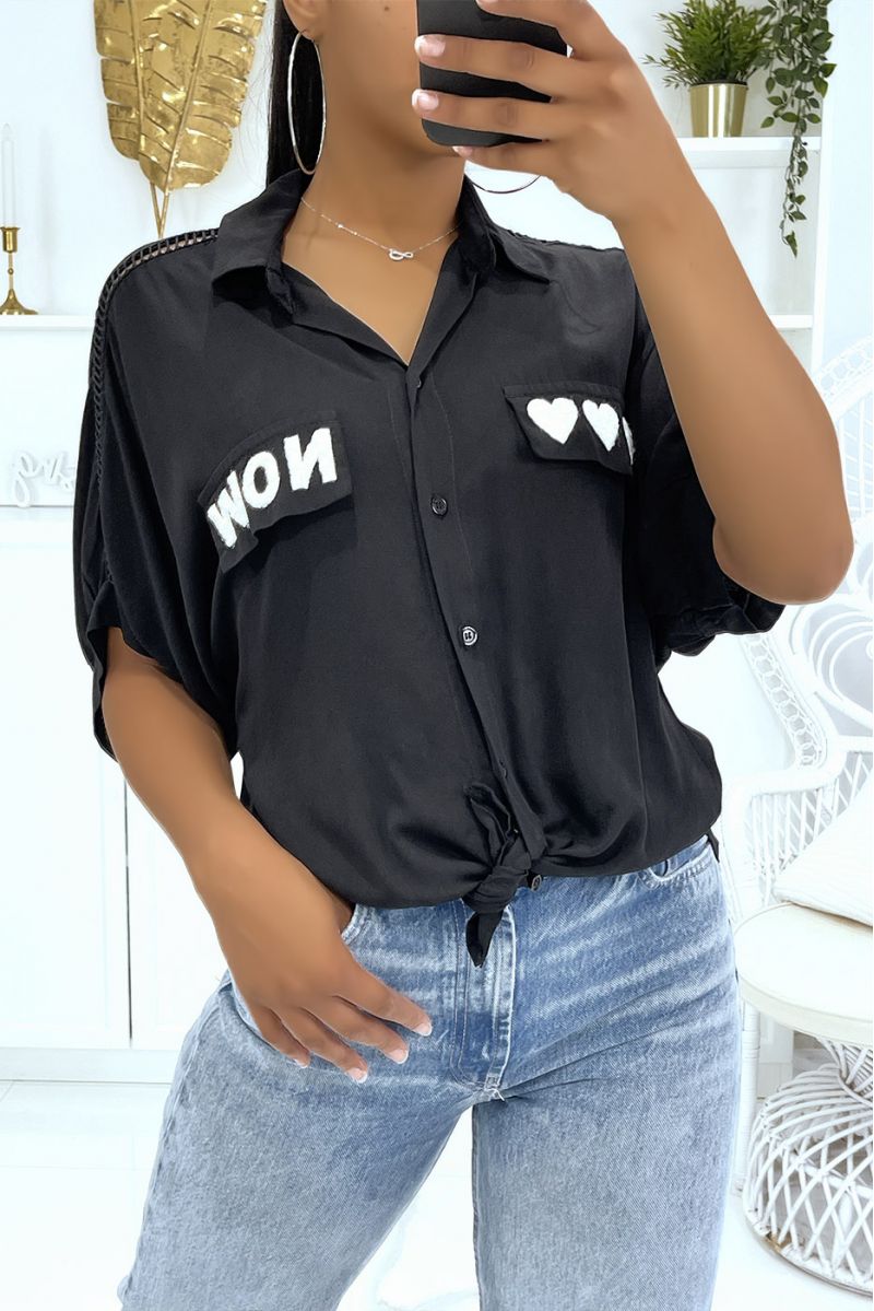 Opengewerkt zwart shirt van schouders tot ellebogen met hartjes en "Now" op de zakken - 3