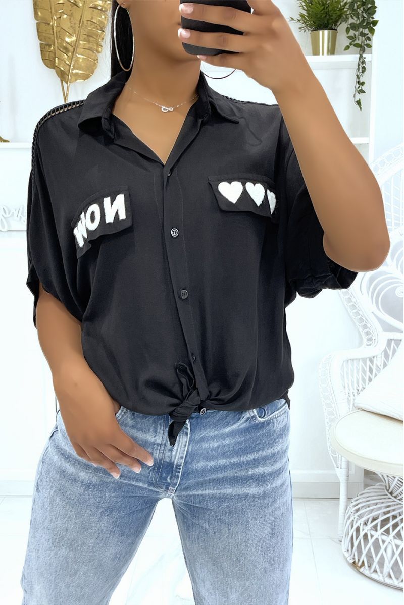 Opengewerkt zwart shirt van schouders tot ellebogen met hartjes en "Now" op de zakken - 4