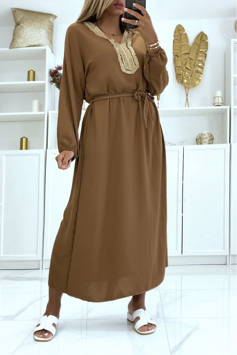 Sublieme camel abaya met gouden details bij de kraag en riem in de taille - 1