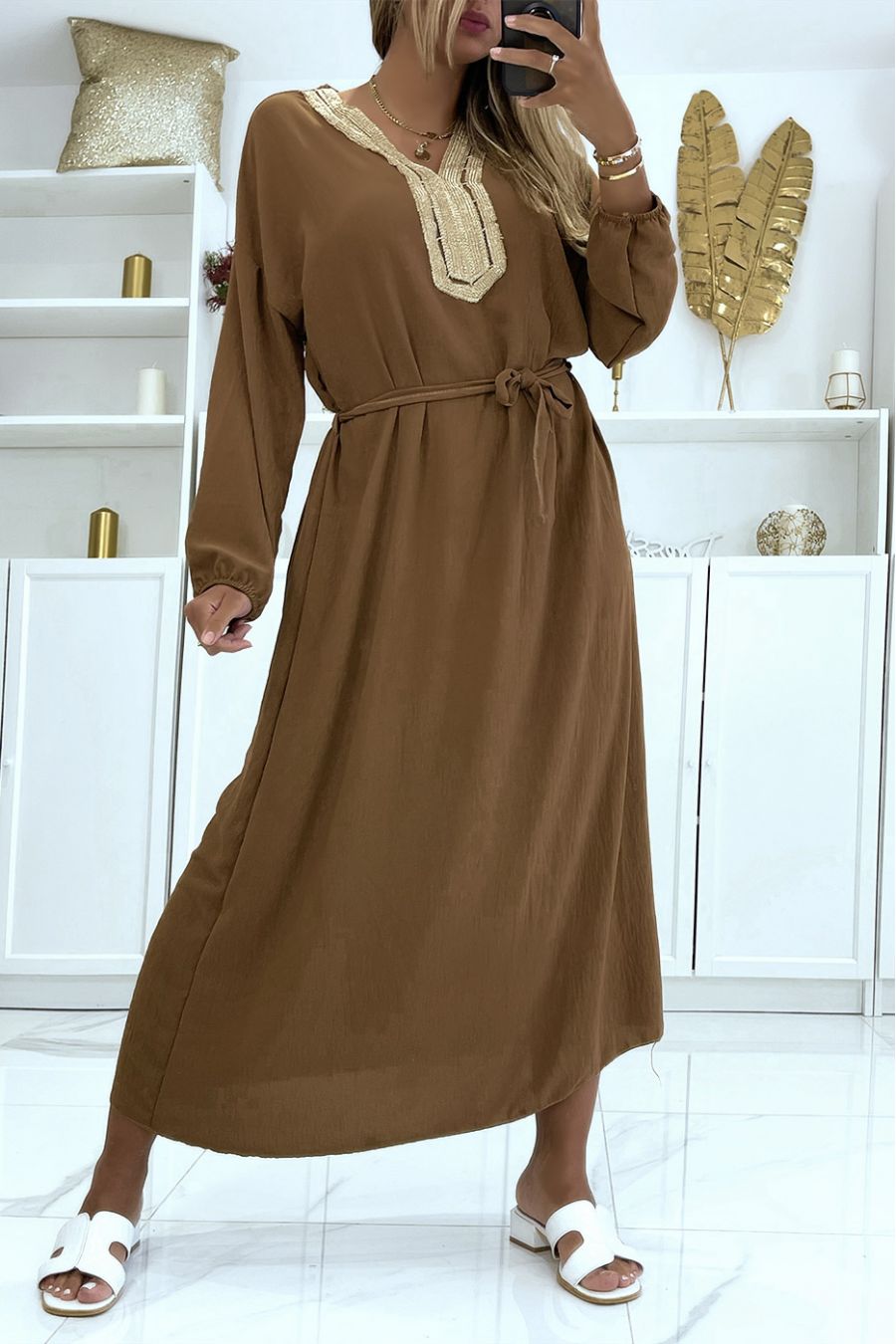 Sublieme camel abaya met gouden details bij de kraag en riem in de taille - 2