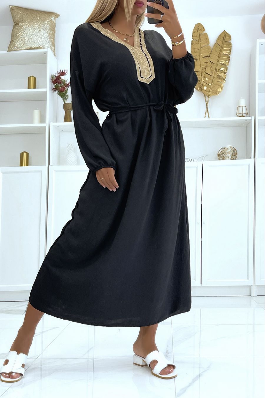 Sublieme zwarte abaya met gouden details bij de kraag en riem in de taille