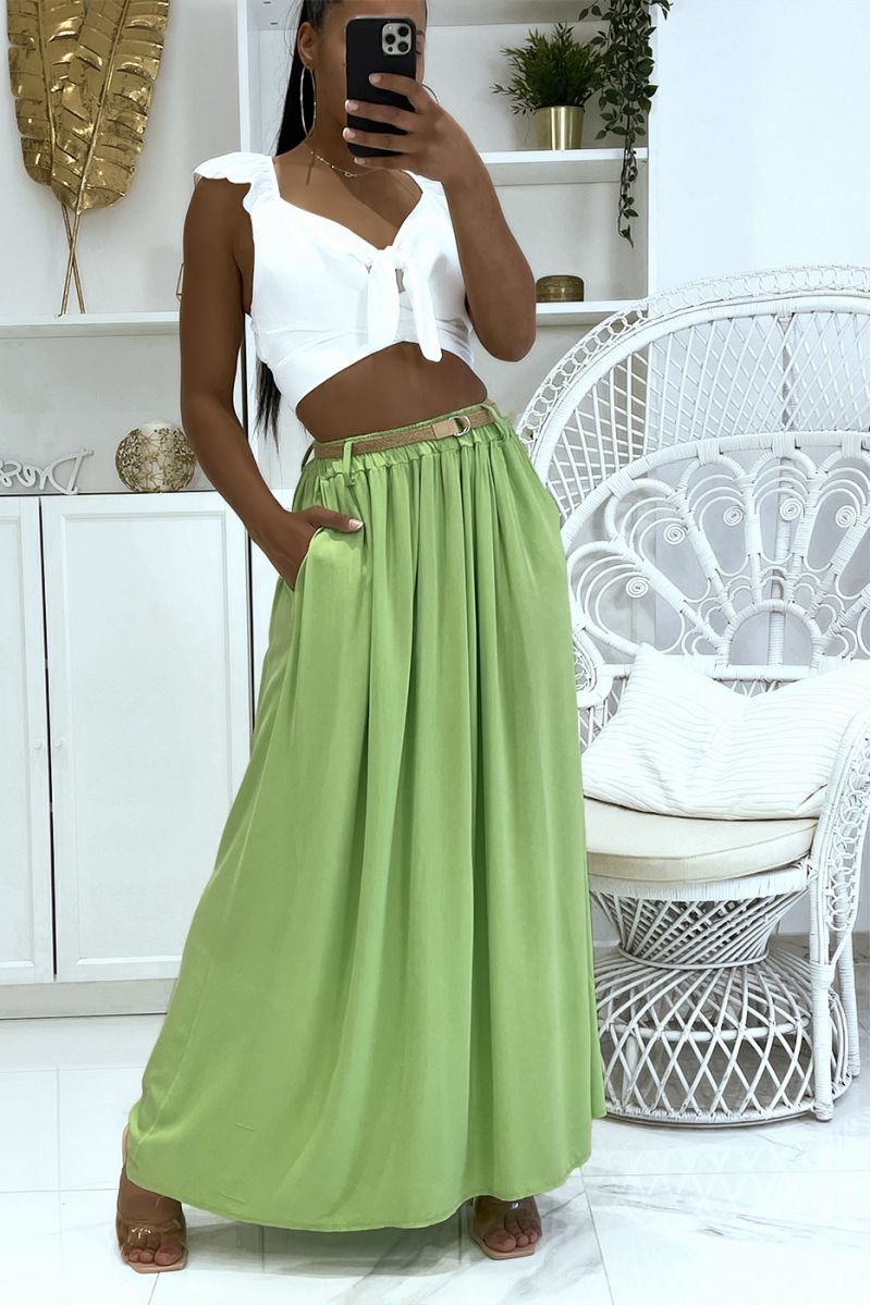Lange supervloeiende pistachegroene rok met lyn-effect, elastische tailleband en riem van fijn stro - 1