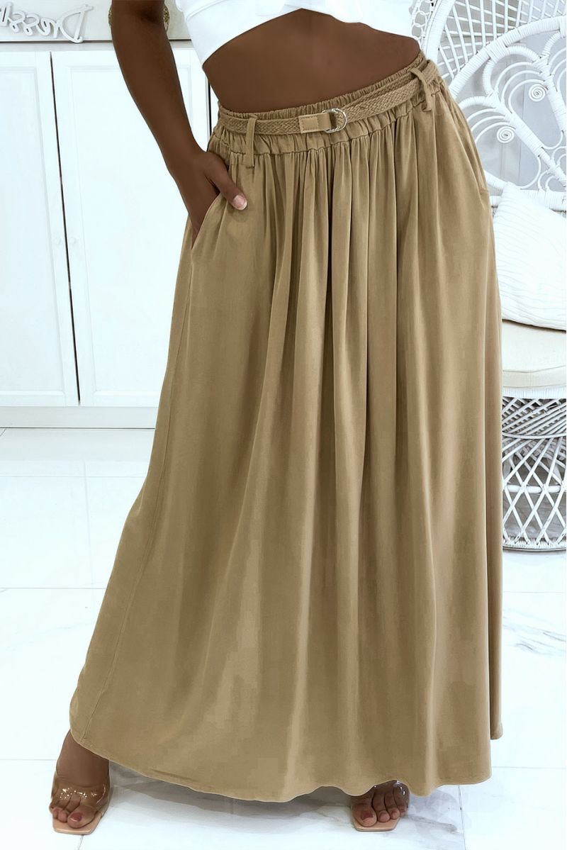 Lange supervloeiende rok met camel lyn-effect, elastische tailleband en riem van fijn stro - 5