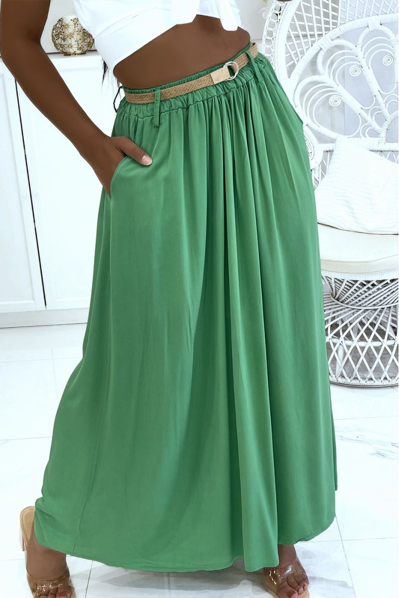 Lange supervloeiende groene rok met lyn-effect, elastische tailleband en riem van fijn stro - 5