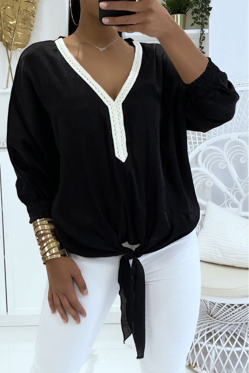 Zwarte effen blouse met licht glanzende reflectie, lange mouwen, elastiek bij de pols - 1