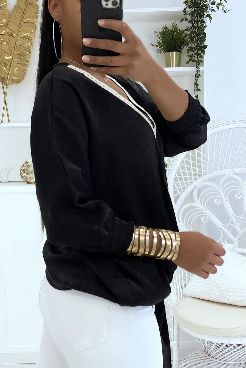Zwarte effen blouse met licht glanzende reflectie, lange mouwen, elastiek bij de pols - 2