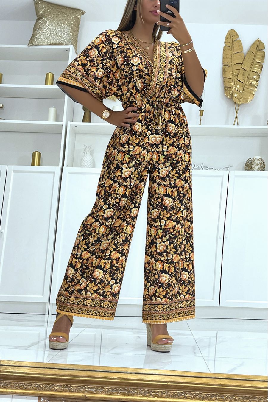 Zwarte jumpsuit met wijd uitlopende pijpen in de taille met mooie bloemenprint - 1