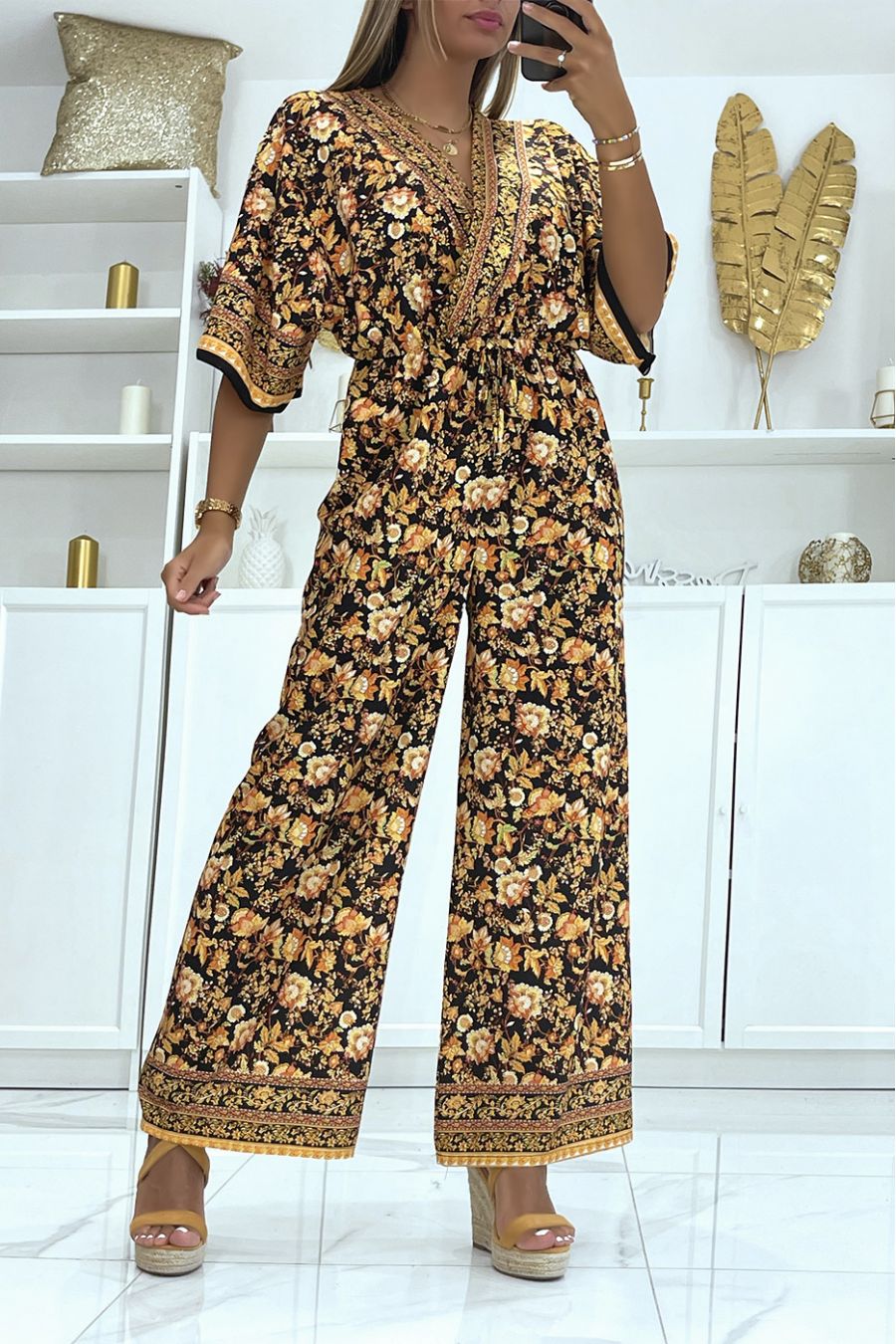 Zwarte jumpsuit met wijd uitlopende pijpen in de taille met mooie bloemenprint - 2