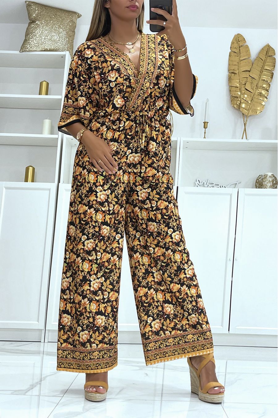 Zwarte jumpsuit met wijd uitlopende pijpen in de taille met mooie bloemenprint - 3
