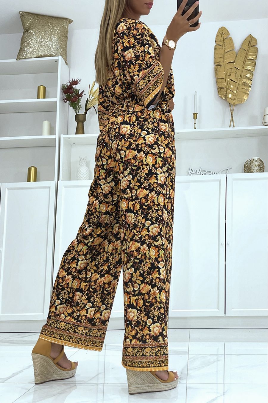 Zwarte jumpsuit met wijd uitlopende pijpen in de taille met mooie bloemenprint - 4