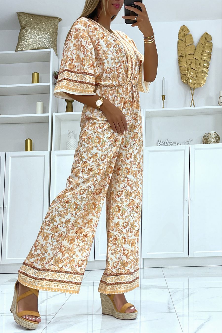 Beige met witte bell bottom jumpsuit getailleerd in de taille met mooie bloemenprint - 3