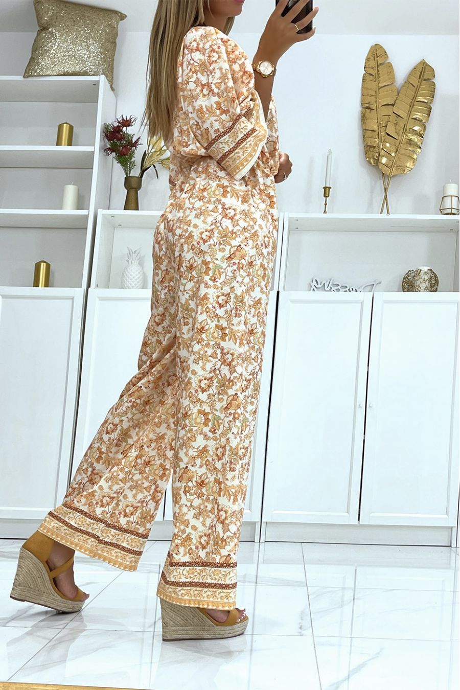 Beige met witte bell bottom jumpsuit getailleerd in de taille met mooie bloemenprint - 4