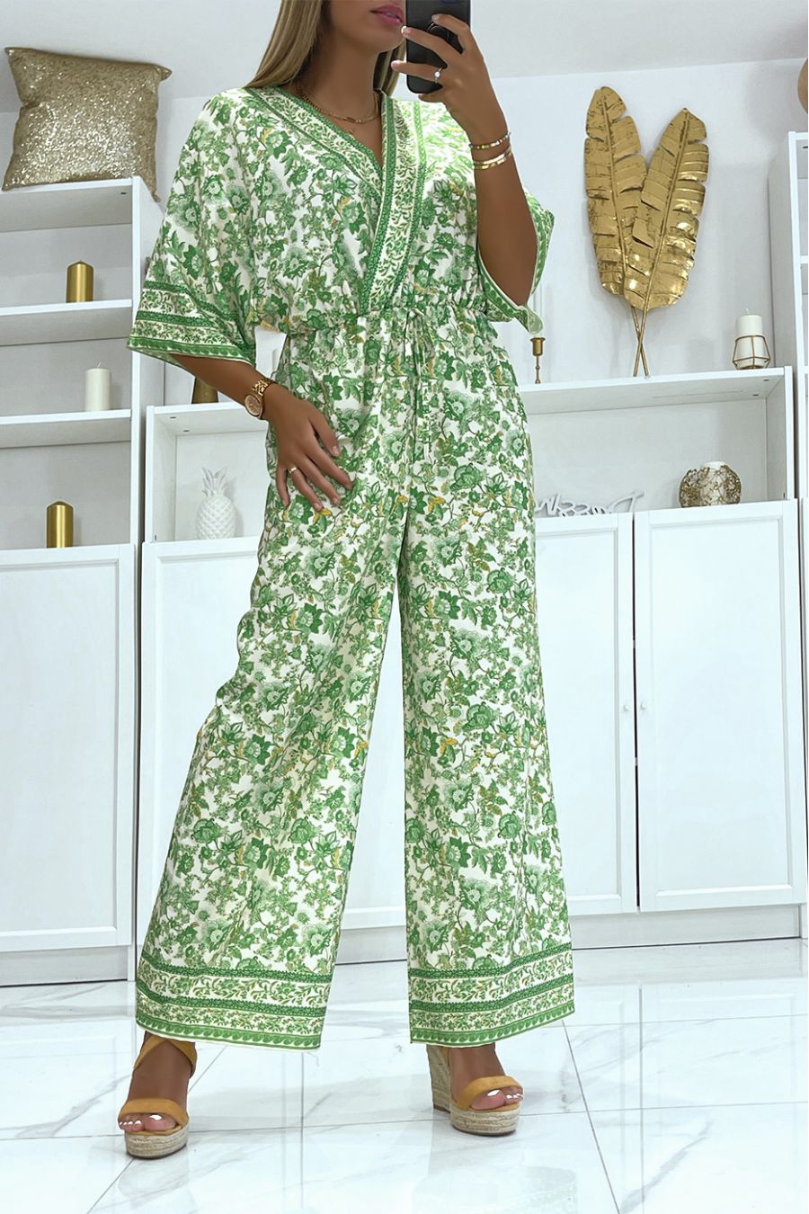 Groen met witte bell bottom jumpsuit getailleerd in de taille met mooie bloemenprint - 1