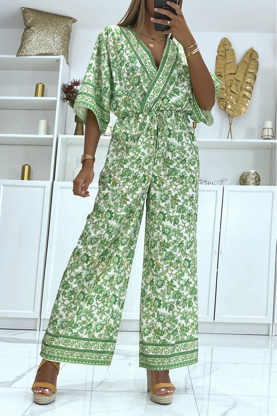 Groen met witte bell bottom jumpsuit getailleerd in de taille met mooie bloemenprint - 2