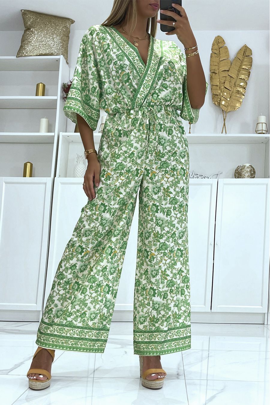 Groen met witte bell bottom jumpsuit getailleerd in de taille met mooie bloemenprint - 3