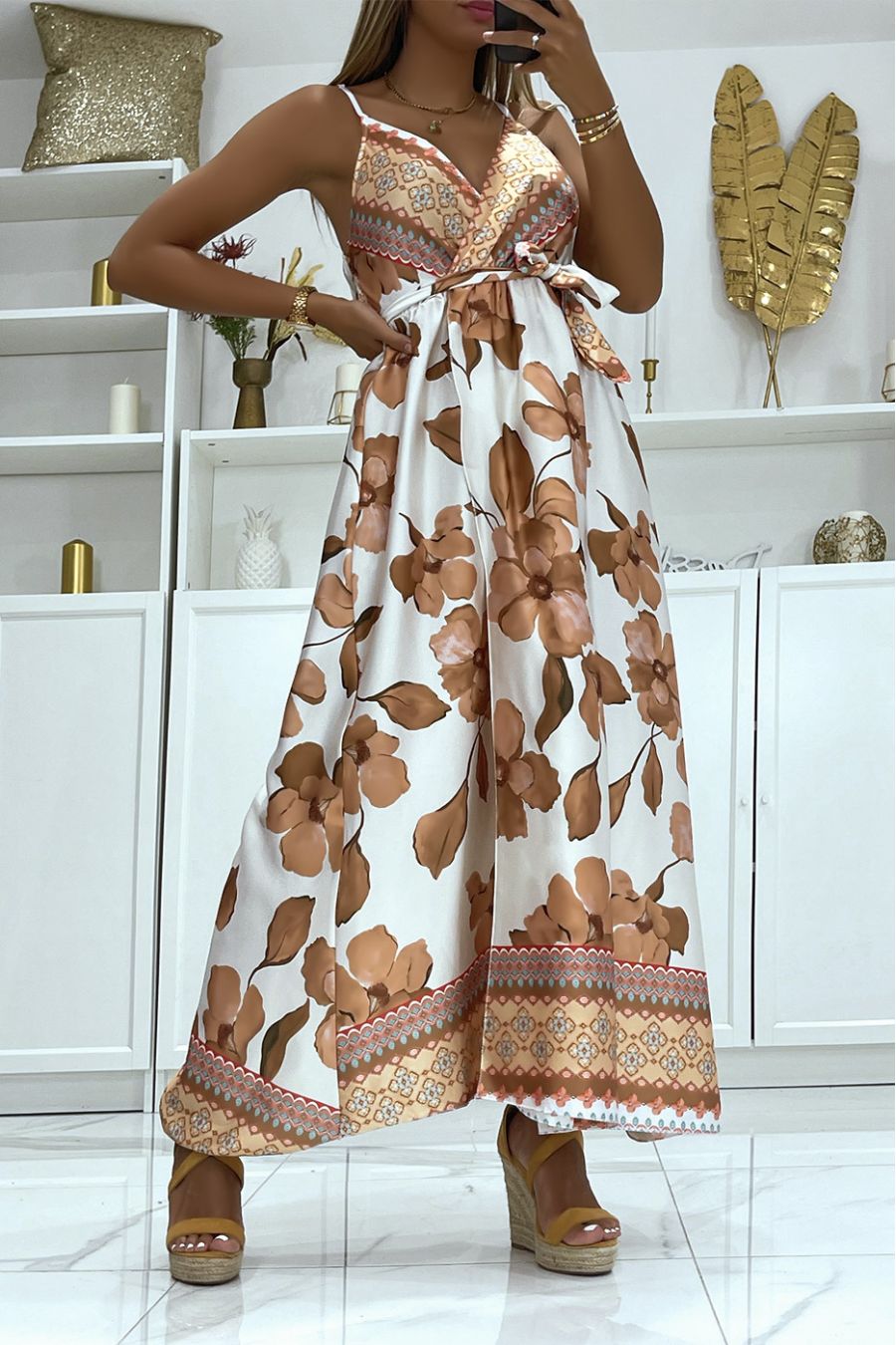 Longue robe portefeuille taupe à imprimé floral large col V et bretelles fines - 1