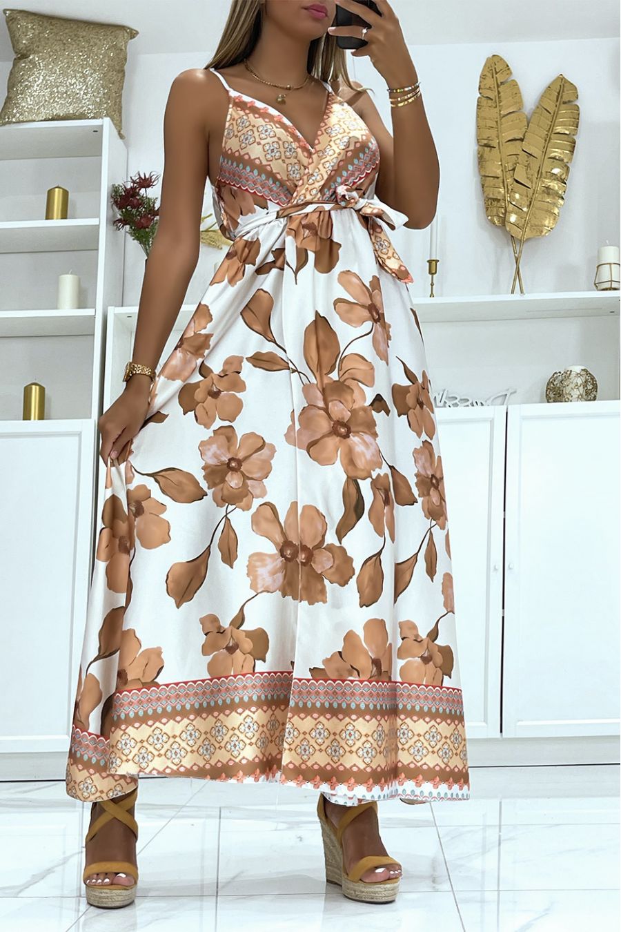 Longue robe portefeuille taupe à imprimé floral large col V et bretelles fines - 2