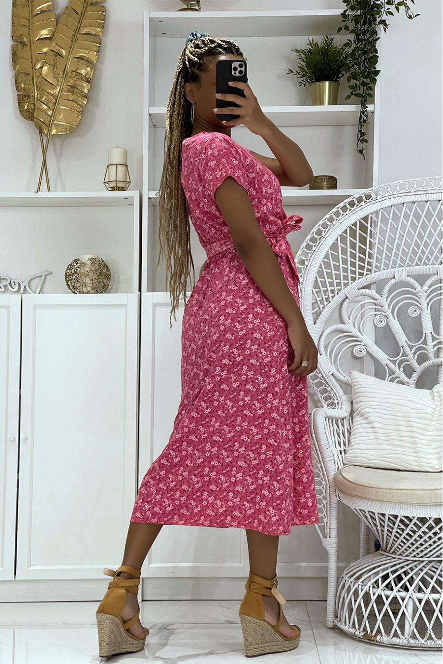 Fuchsia bloementuniekjurk met V-hals en riem in de taille, licht en comfortabel - 4