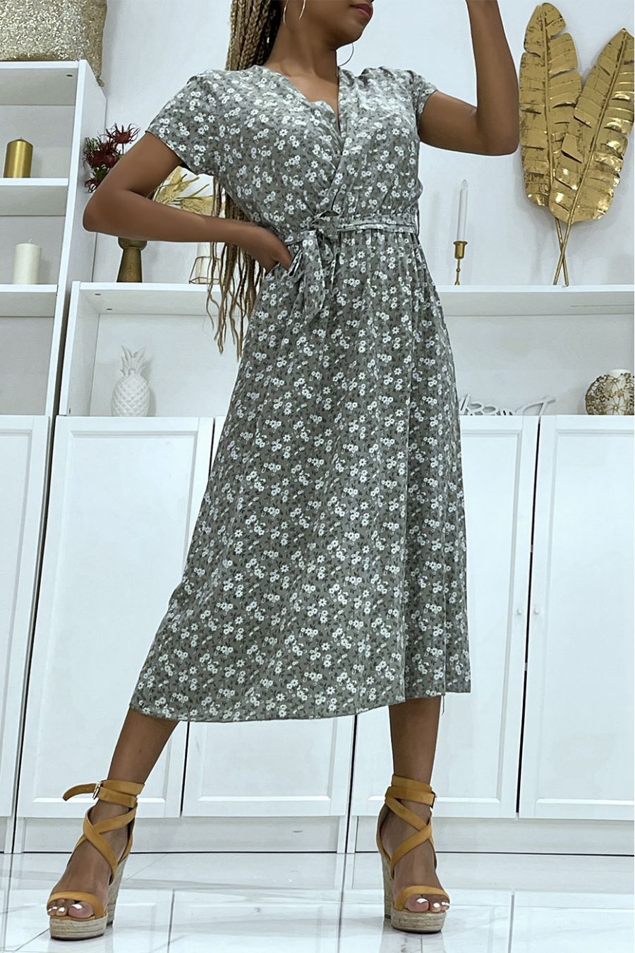 Robe tunique kaki fleurie à col V et ceinture à la taille légère et confortable  - 3