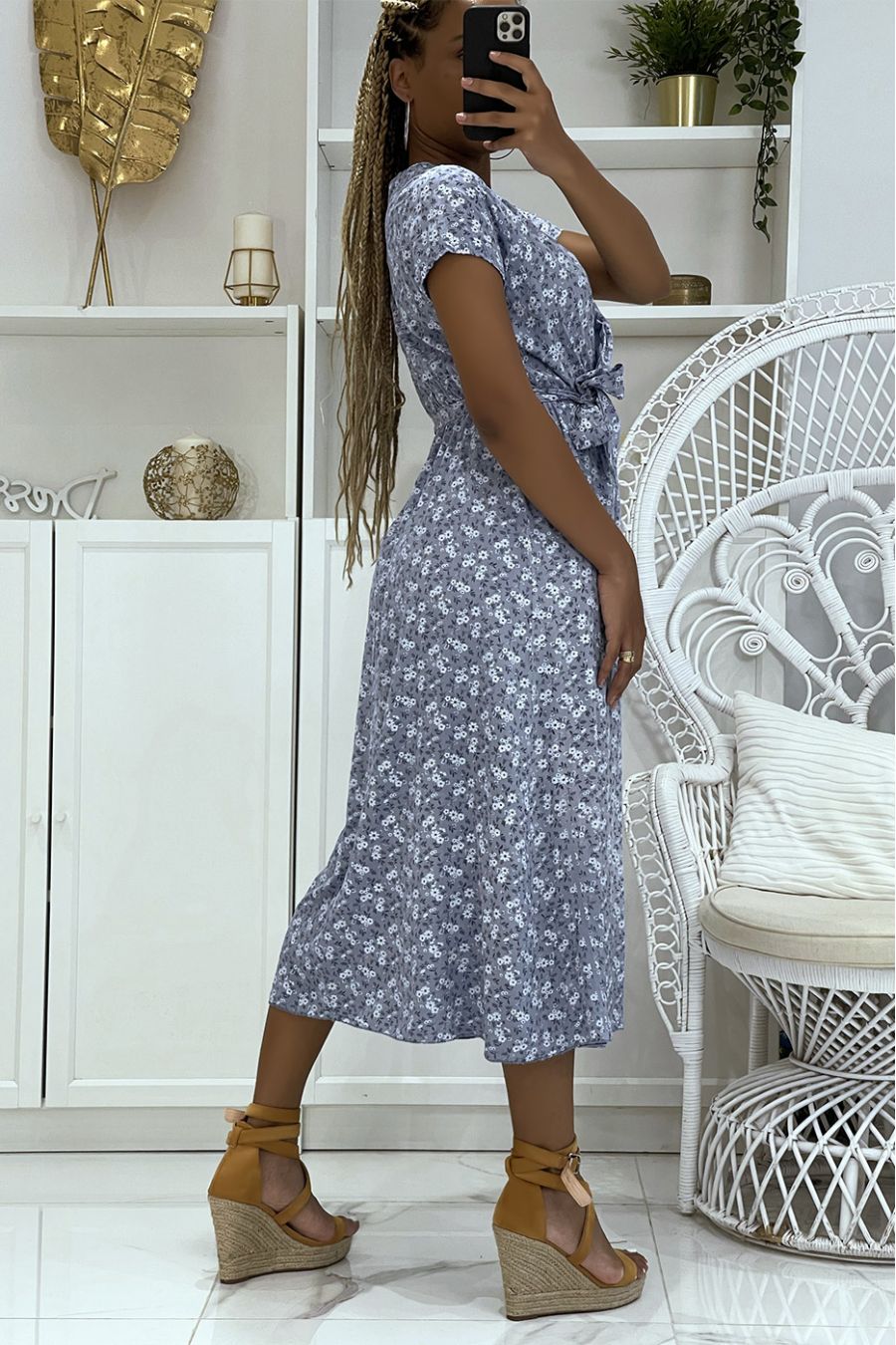 Blauwe gebloemde tuniekjurk met V-hals en riem bij de lichte en comfortabele taille - 3