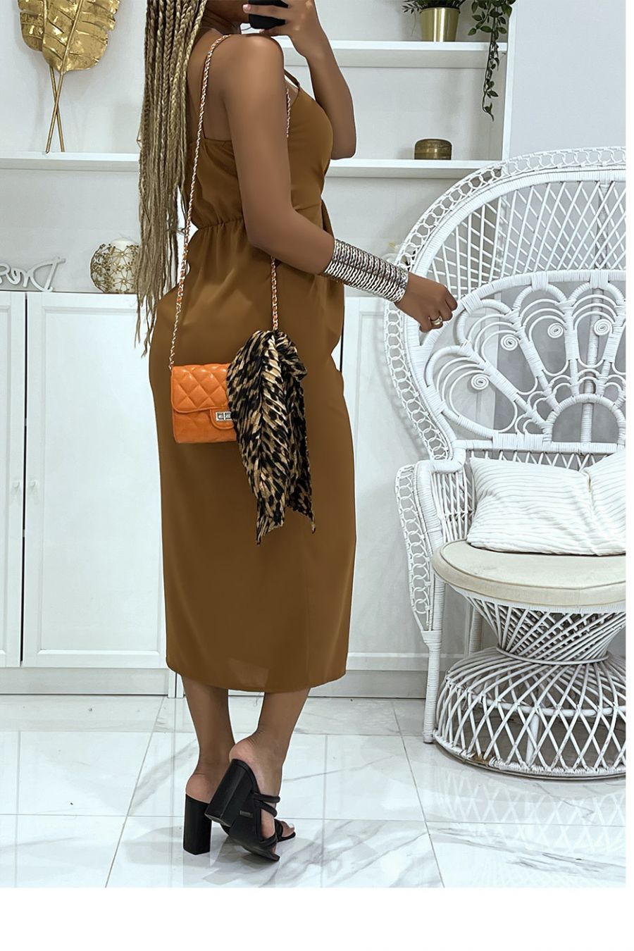 Robe camel longueur 3/4 coupe taille de guêpe et forme généreuse à bretelles fines et col V - 5