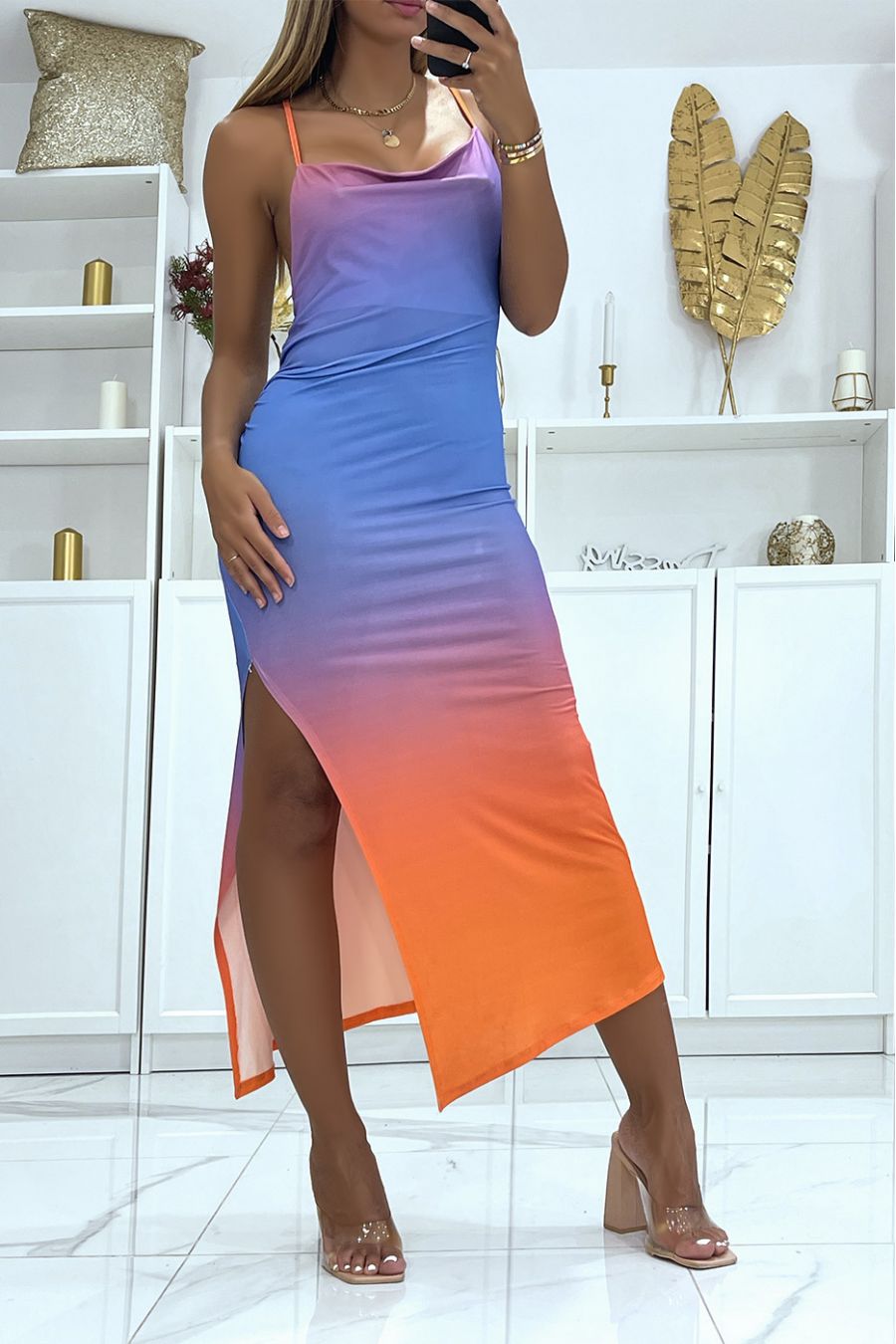 Schitterende tie-dye nauwsluitende blauwe jurk met zeer trendy vallende ronde hals - 2