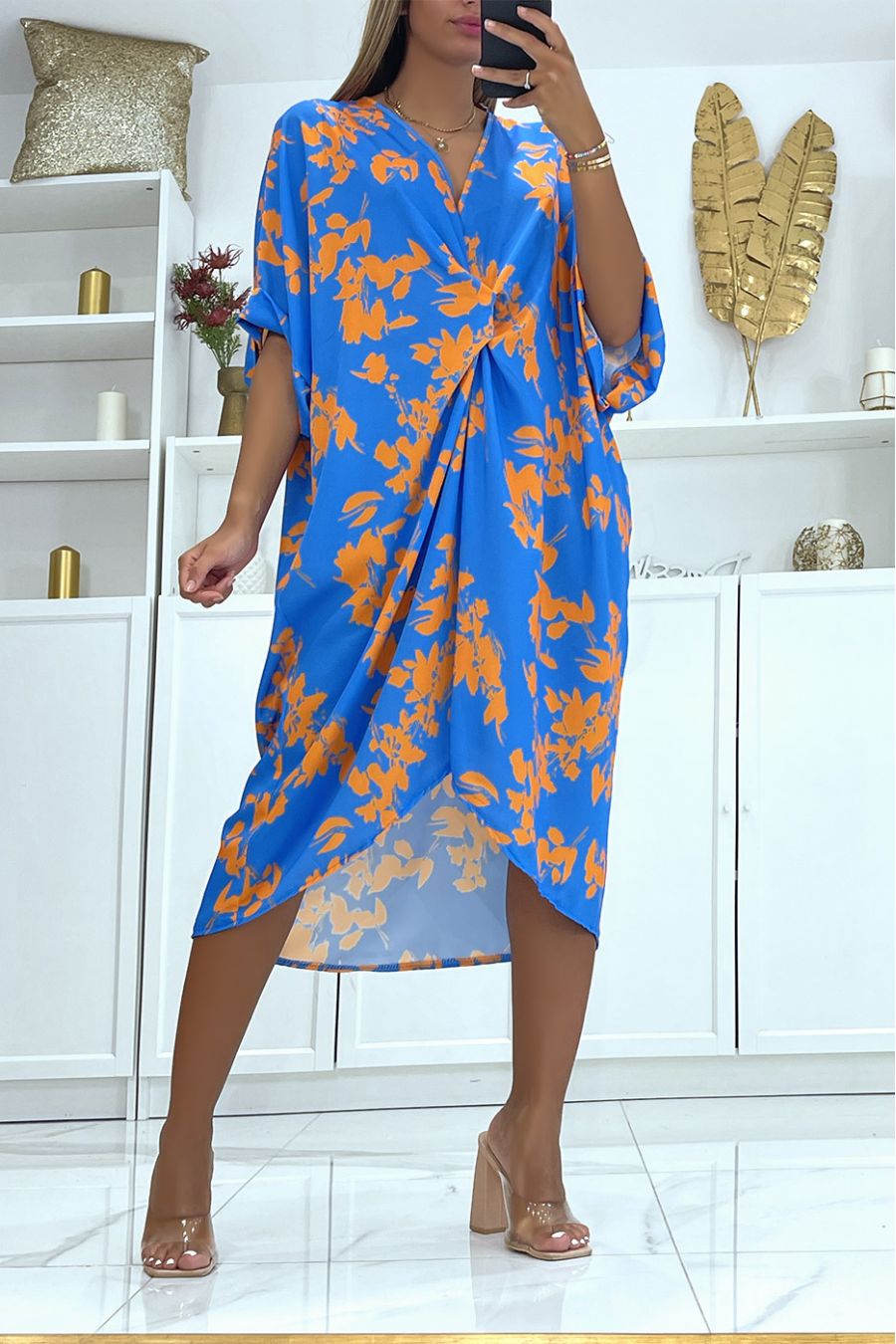 Losse en vloeiende tweekleurige oversized blauwe jurk met bloemen, ideaal voor een zomeravond - 1