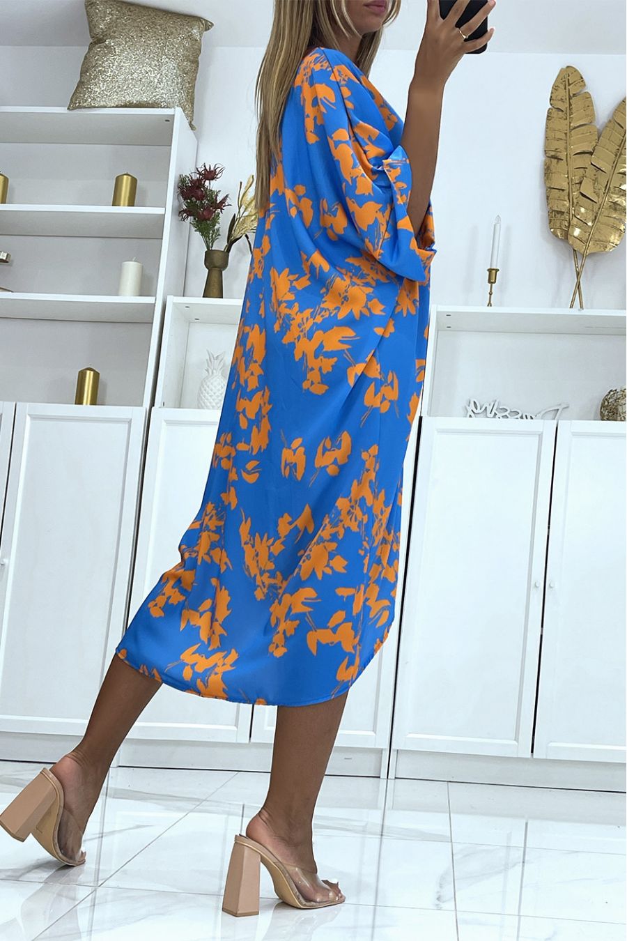 Losse en vloeiende tweekleurige oversized blauwe jurk met bloemen, ideaal voor een zomeravond - 4
