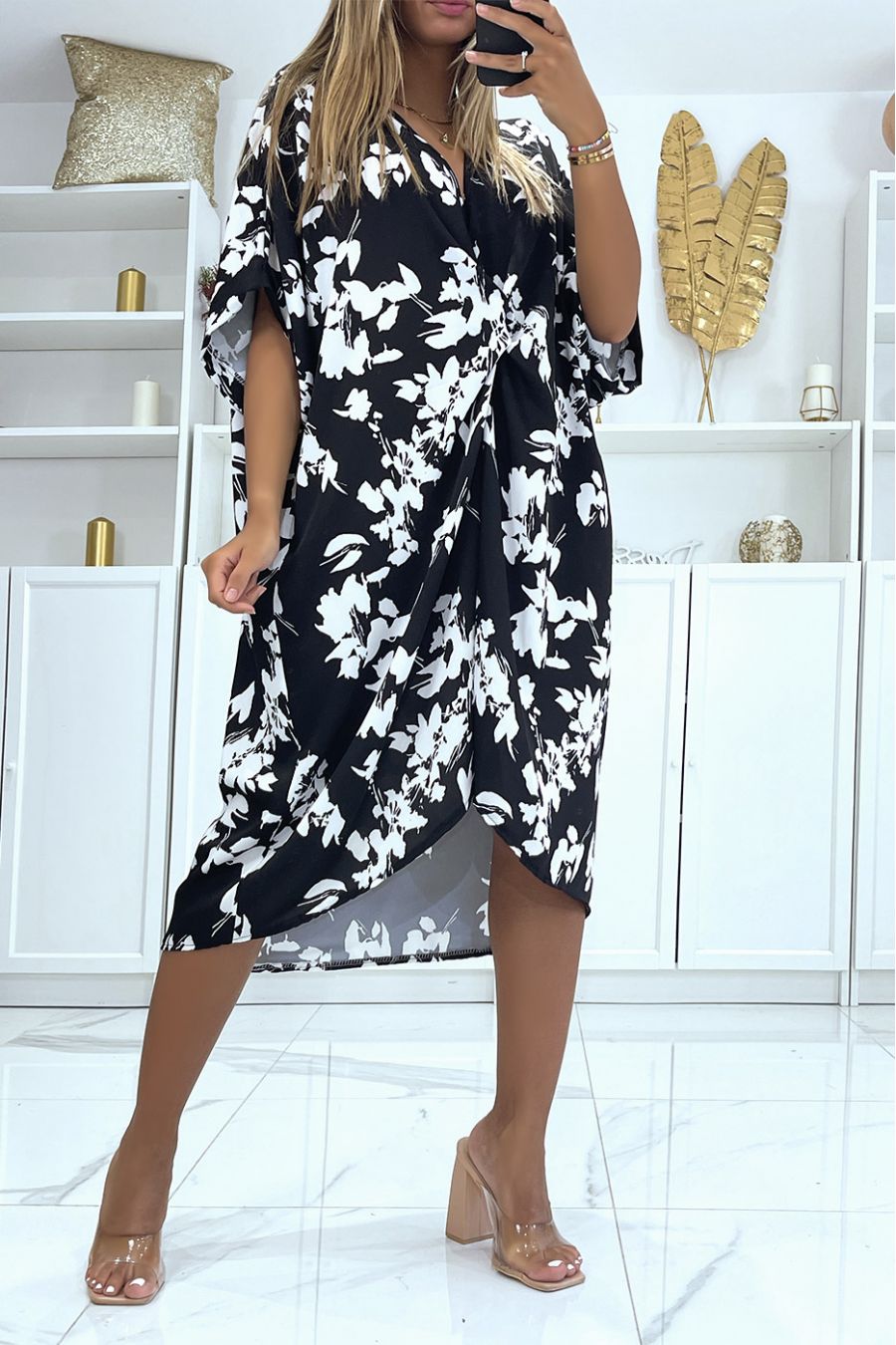 Losse en vloeiende tweekleurige oversized zwarte jurk met bloemen, ideaal voor een zomeravond - 2