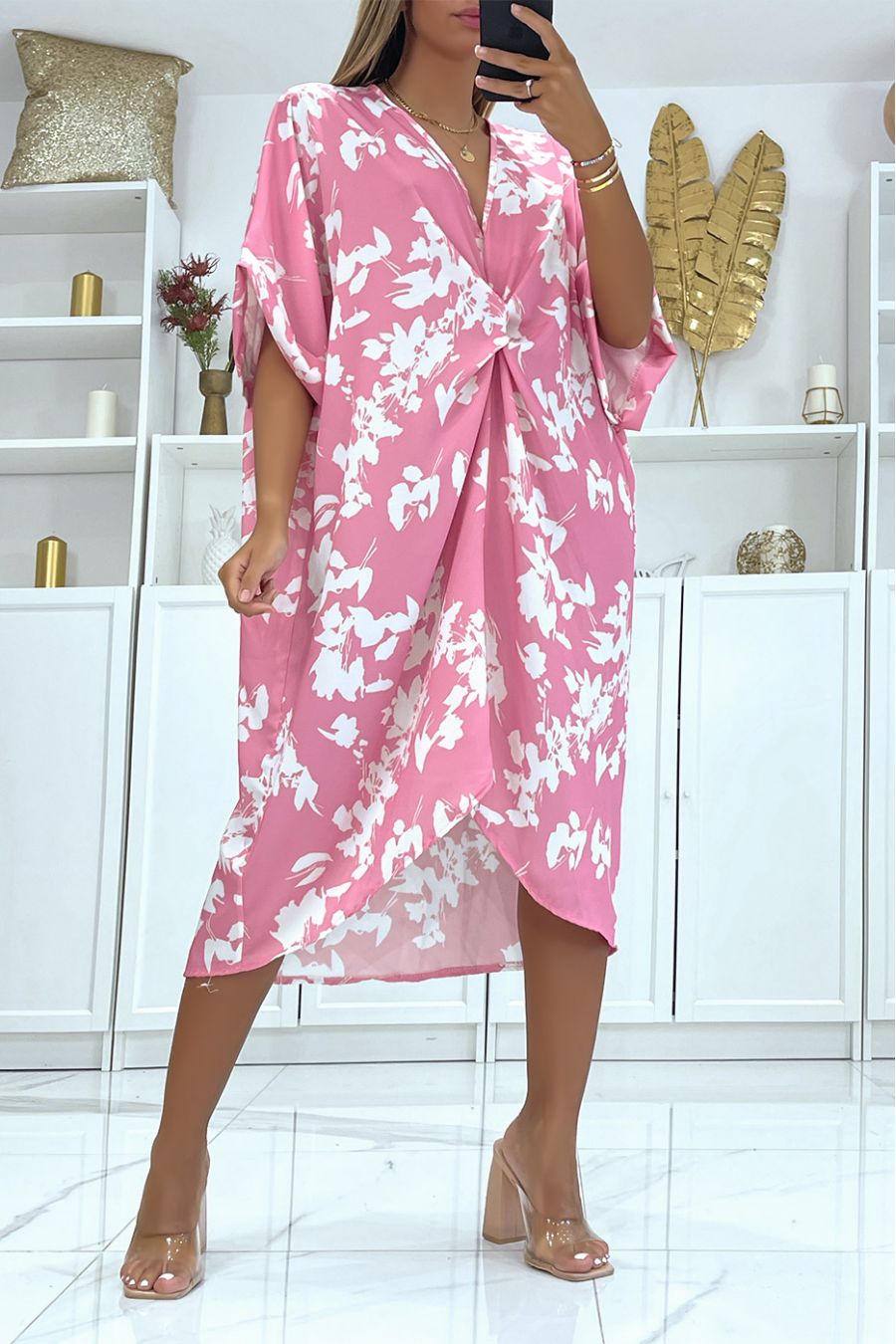 Losse en vloeiende tweekleurige oversized roze jurk met bloemen, ideaal voor een zomeravond - 1