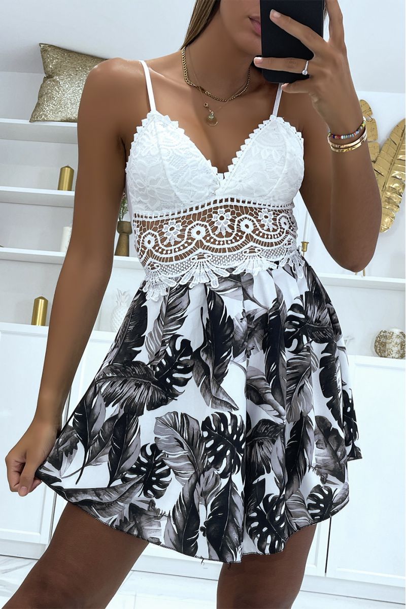 Zwarte strapless kanten playsuit met gewatteerde borst en vloeiende petticoat met bloemenprint - 3