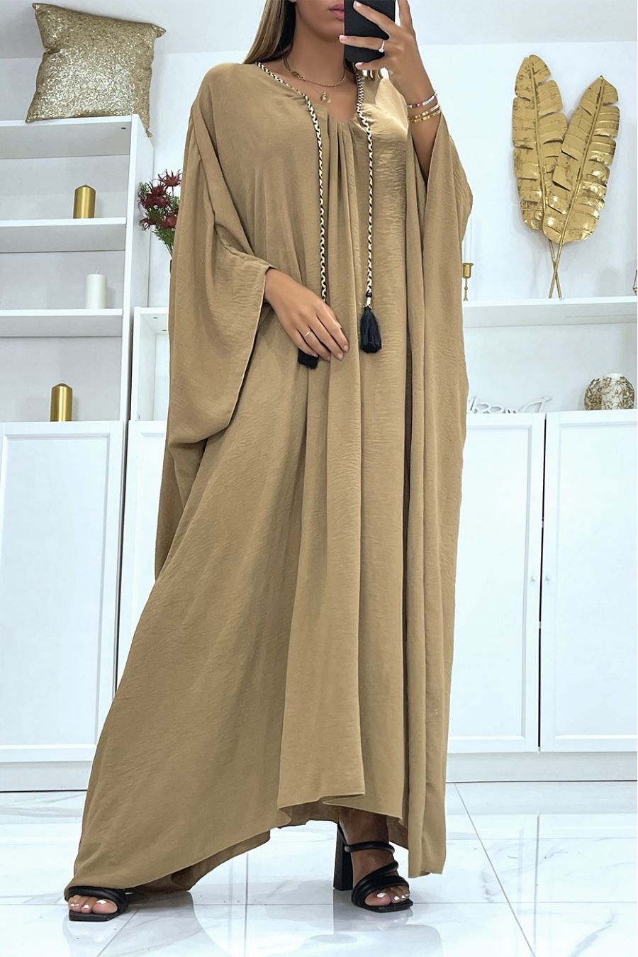Dikke en comfortabele oversized taupe abaya met prachtige vlecht met vergulding - 1