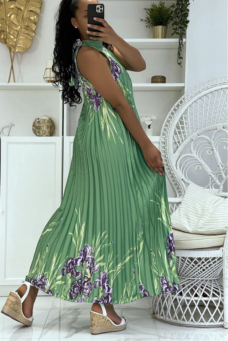 Long pleated green satin dress with floral pattern and high neck - 3