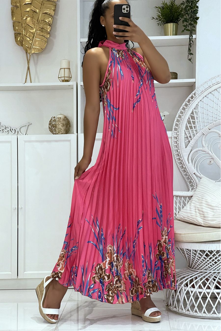 Long pleated fuchsia satiny dress with floral pattern and high neck - 2