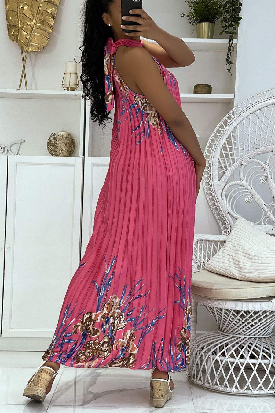 Robe longue satinée fuchsia plissée avec motif floral et col montant - 4