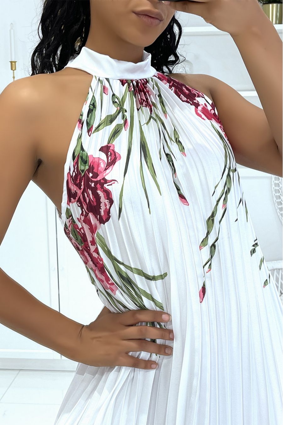 Robe longue satinée blanche plissée avec motif floral et col montant - 1