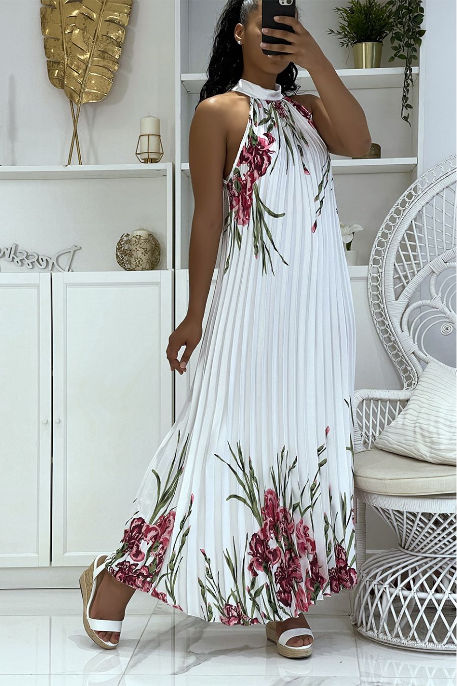Robe longue satinée blanche plissée avec motif floral et col montant - 3