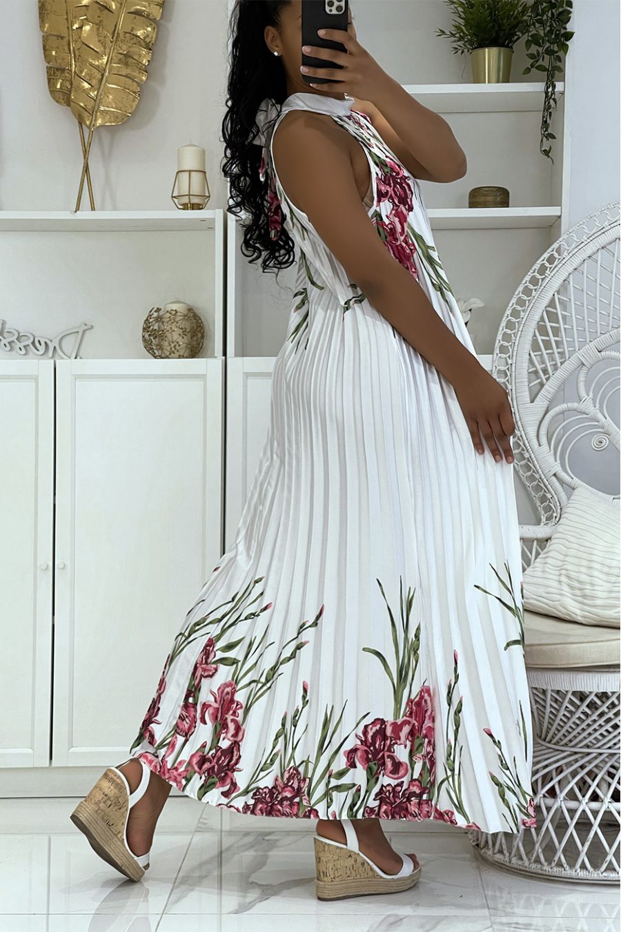 Robe longue satinée blanche plissée avec motif floral et col montant - 4