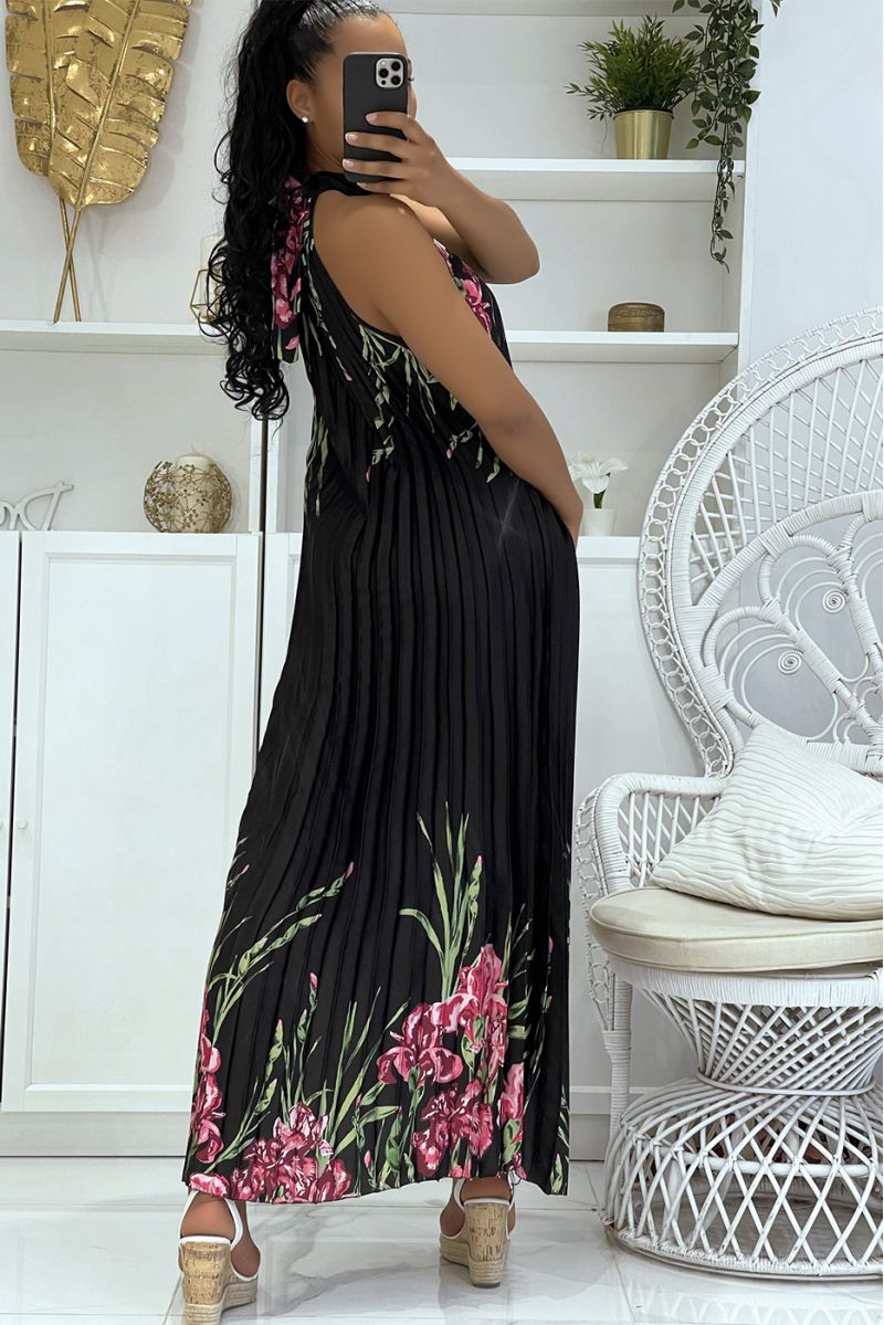 Robe longue satinée noire plissée avec motif floral et col montant - 3