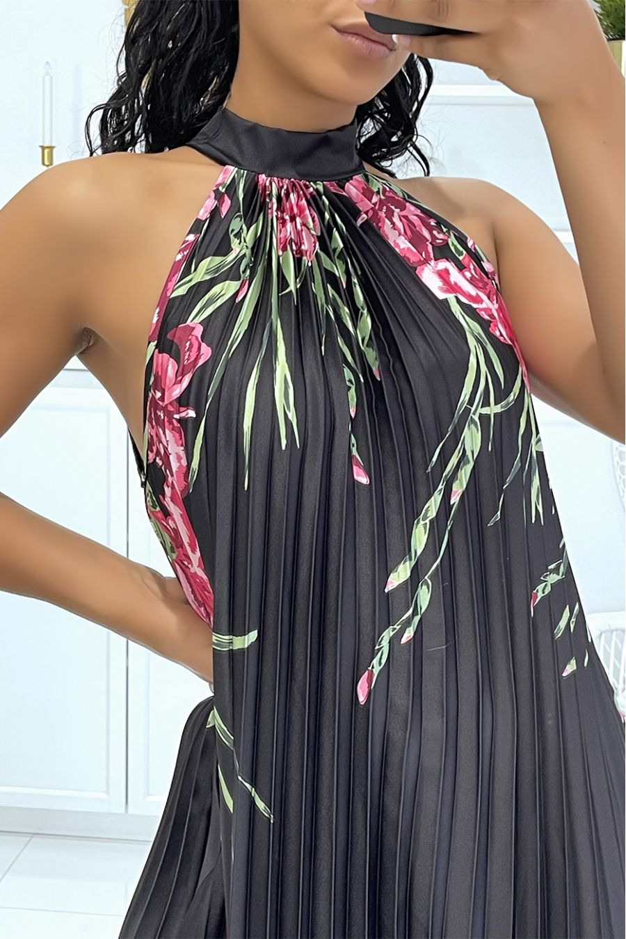 Robe longue satinée noire plissée avec motif floral et col montant - 5