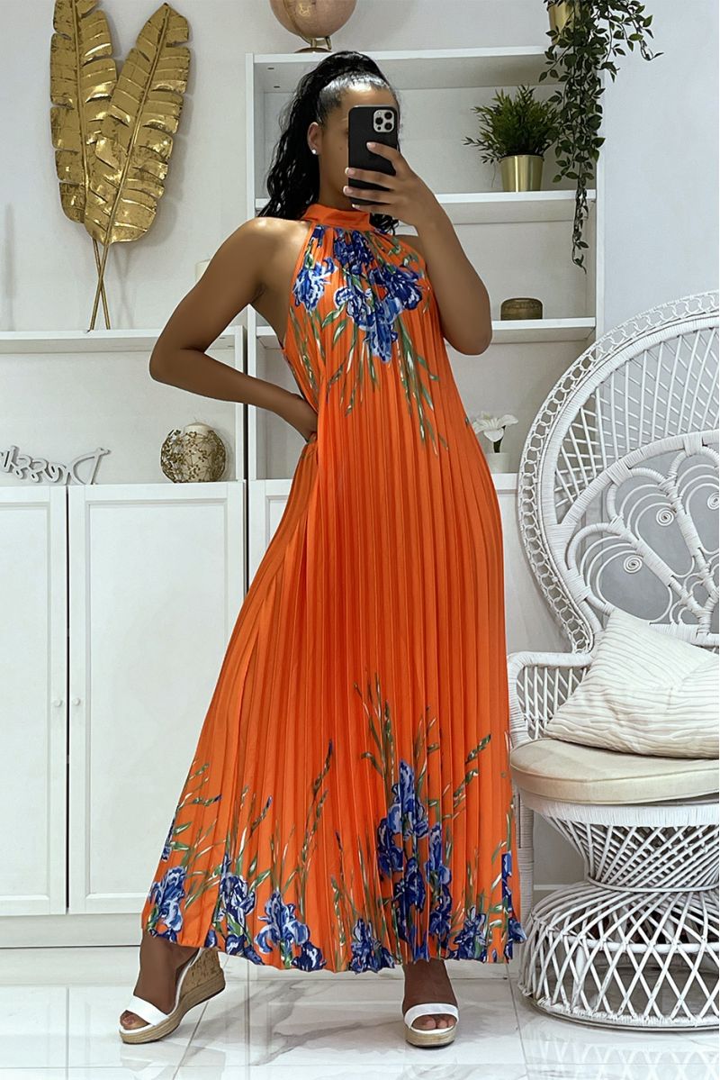 Lange geplooide oranje satijnen jurk met bloemenpatroon en hoge hals - 2