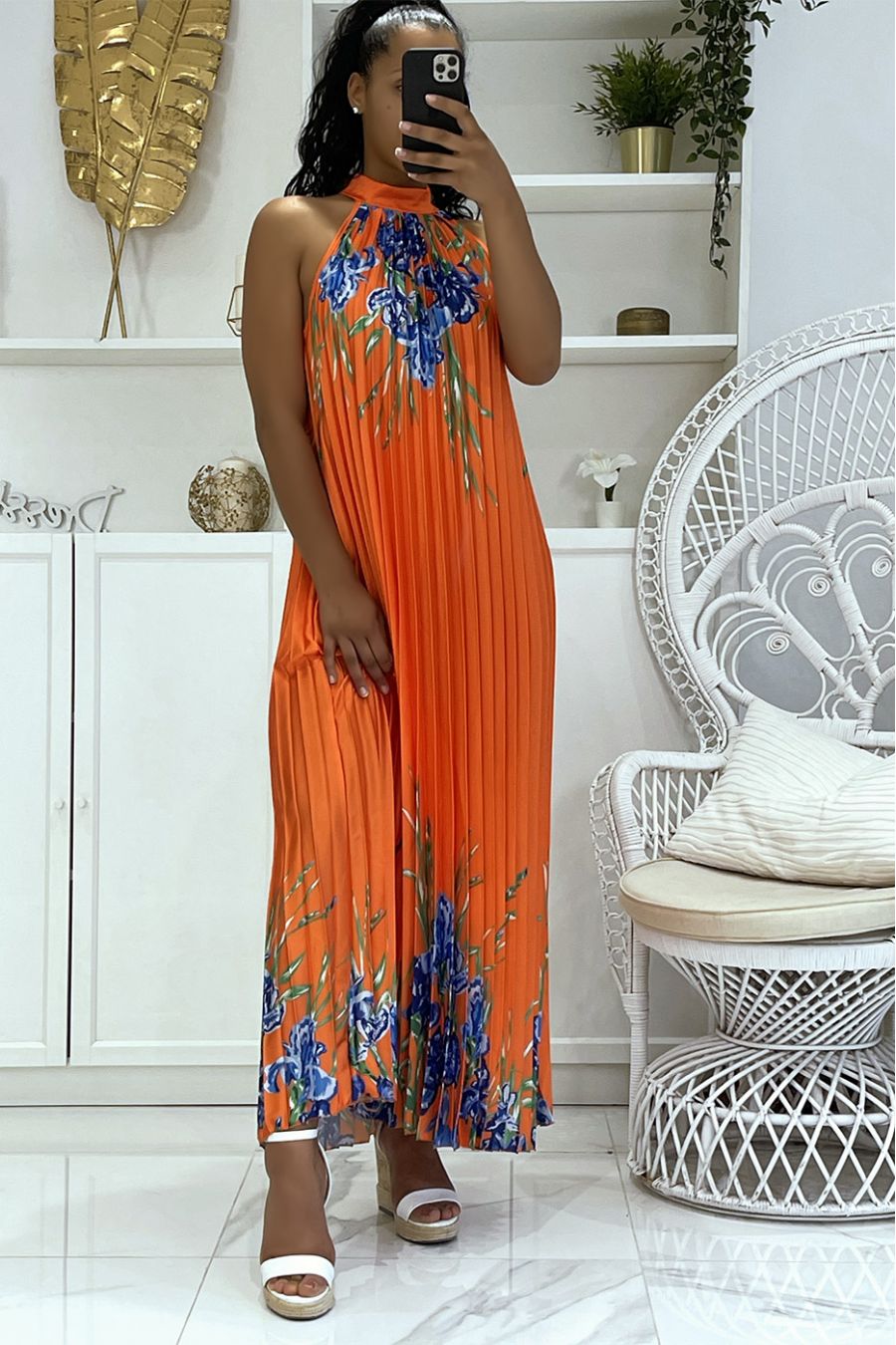 Robe longue satinée orange plissée avec motif floral et col montant - 3
